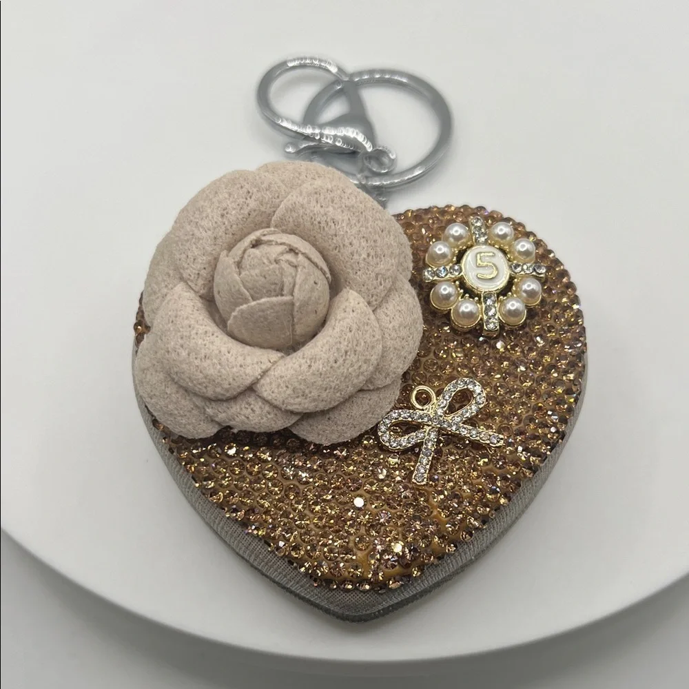 193. Elegant Gold Heart Keychain Mirror with Floral Accent